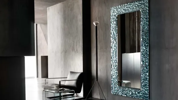 Specchio tondo Venus con cornice in vetro fuso con decoro artistico in rilievo di Fiam