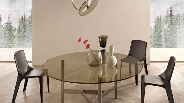 Tavolo rotondo Agos con top in vetro e base in metallo di Fiam
