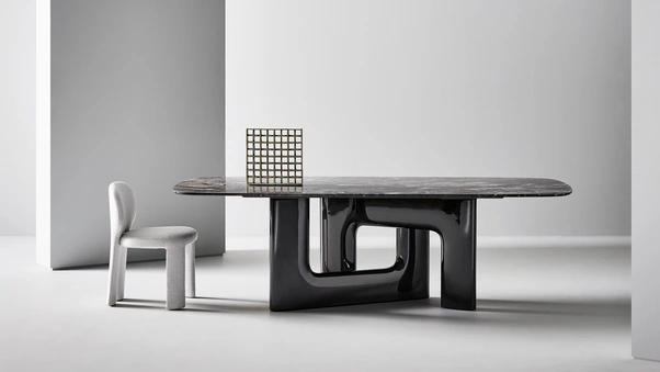 Tavolo di design Liaison con top in marmo e base in poliuretano di Bonaldo