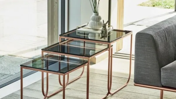 Tavolino Tokio con top in cristallo e base in acciaio laccato di Bontempi