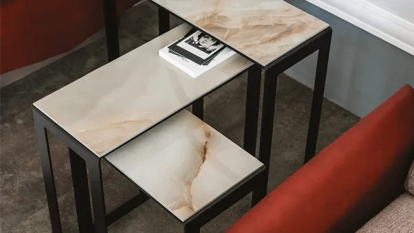 Tavolini con piano in ceramica effetto marmo Kitano di Cattelan Italia