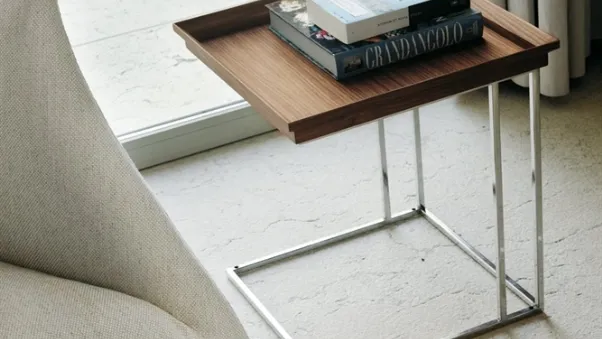 Tavolino moderno con base in metallo Cucu di Porada