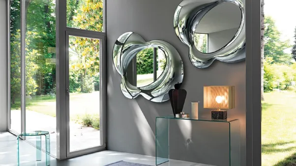 Specchio Lucy con cornice in vetro fuso retroargentato di Fiam