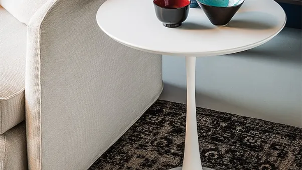 Tavolino con base in poliuretano Hugo di Cattelan Italia