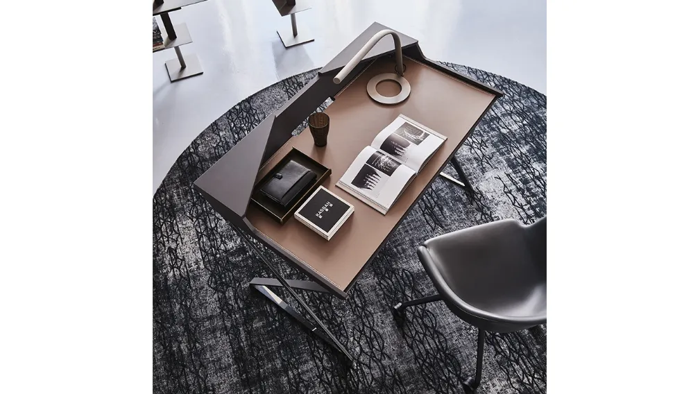 Scrittoio Qwerty in acciaio verniciato graphite con piano in MDF e PAD in cuoio di Cattelan Italia