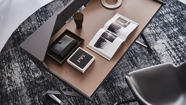 Scrittoio Qwerty in acciaio verniciato graphite con piano in MDF e PAD in cuoio di Cattelan Italia