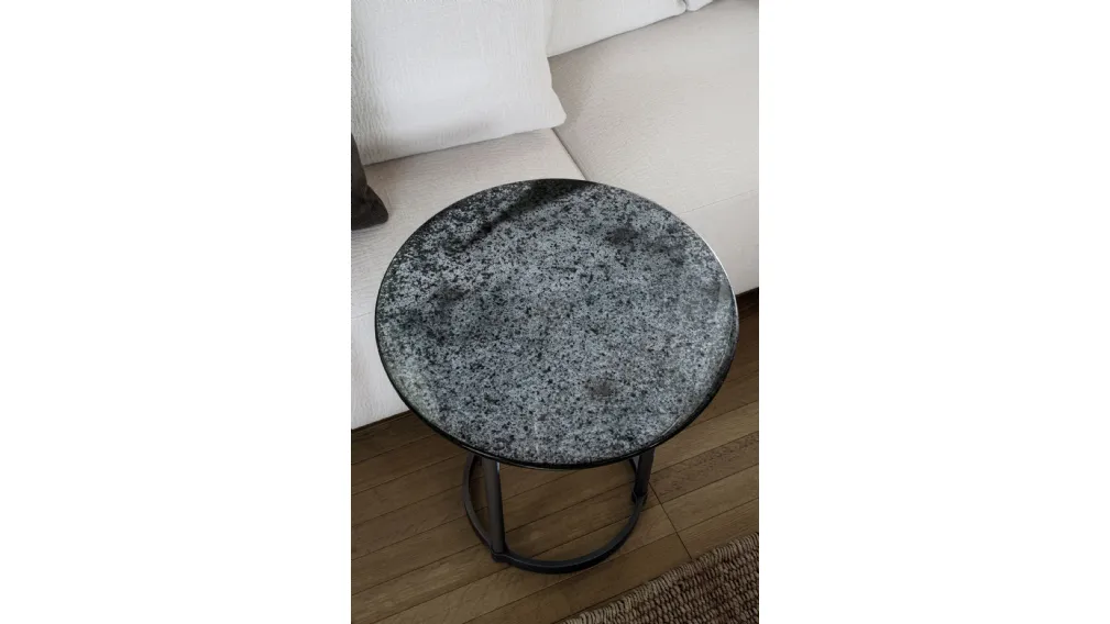 Tavolino rotondo con top in pietra lavica Regent di Molteni & C
