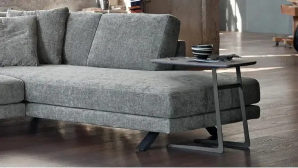 Tavolino da divano con struttura in metallo e top in laccato opaco Roy di Doimo Salotti