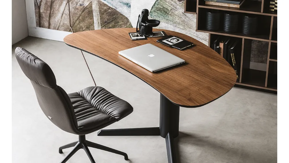 Scrittoio Malibù con base in acciaio verniciato goffrato e piano in Noce Canaletto di Cattelan Italia