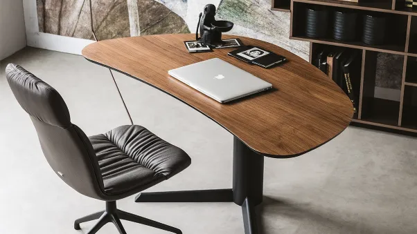 Scrittoio Malibù con base in acciaio verniciato goffrato e piano in Noce Canaletto di Cattelan Italia