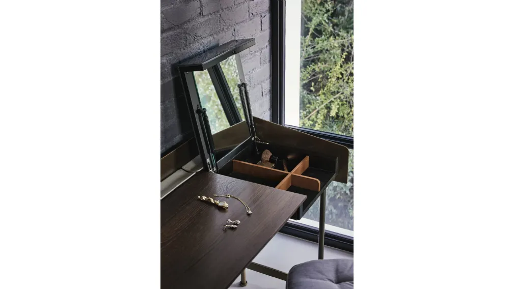 Scrittoio Secret con top in legno e marmo, fascia esterna rivestita in cuoio e struttura in acciaio di Bontempi