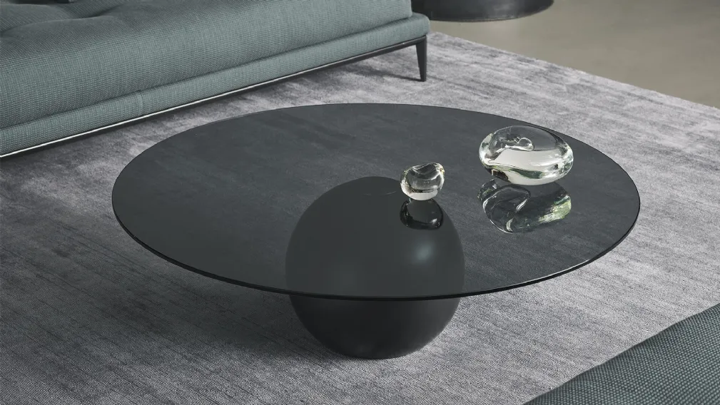 Tavolino rotondo Circus coffee table con top in cristallo fumè sorretto da una base sferica in metallo di Bonaldo