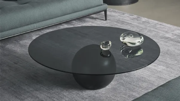 Tavolino rotondo Circus coffee table con top in cristallo fumè sorretto da una base sferica in metallo di Bonaldo