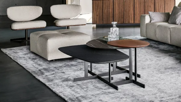 Tavolino Kumo con base in metallo e top in ceramica, legno o metallo di Bonaldo