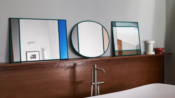 Specchi a muro con cornice in gomma e vetro con fasce colorate Vitrail di Magis