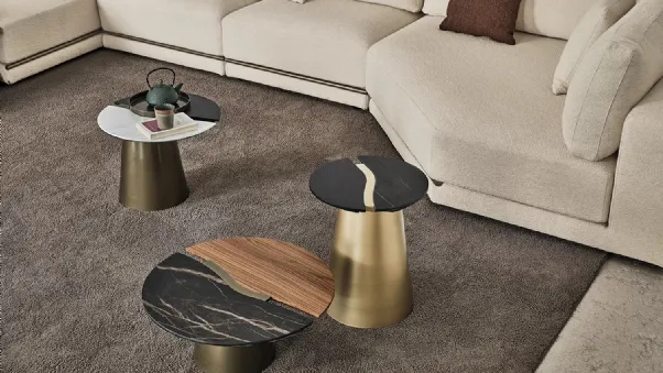 Tavolino Yang con base in metallo laccato e top in marmo e legno di Bontempi