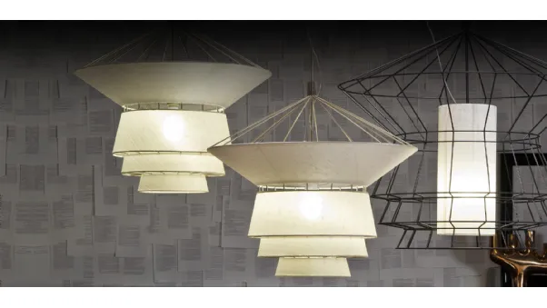 Lampada a sospensione costituita da una griglia tridimensionale in acciaio verniciato parzialmente rivestita in tessuto Bolero di Cattelan Italia