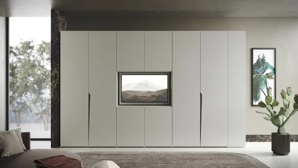 Armadio Ante Battenti 05 laccato bianco cenere opaco con pannello centrale orientabile porta TV di Morassutti