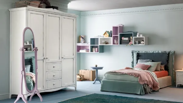 Armadio con ante battenti finitura shabby in laccato bianco Butterfly 03 di Callesella