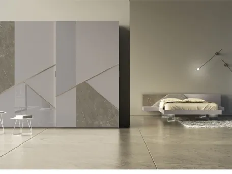 Armadio Comp 12 in laccato opaco con inserti in ceramica, vetro e bronzo graffiato di Voltan