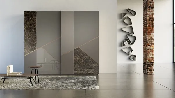 Armadio Comp 13  in laccato opaco con inserti in ceramica, vetro e bronzo graffiato di Voltan
