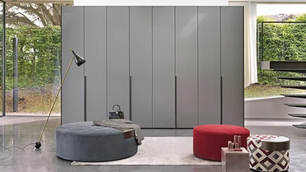 Armadio con ante battenti effetto pelle simil graffiata Saffiano di Flou