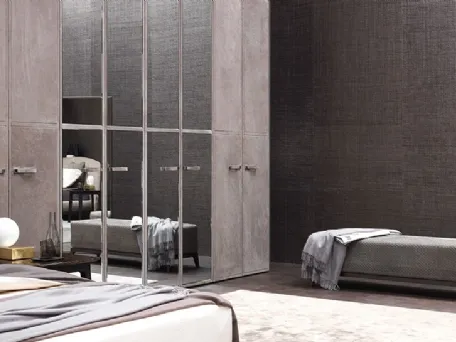 Armadio con ante battenti rivestite in pelle e luminosi riquadri in vetro molato Vogue di Flou