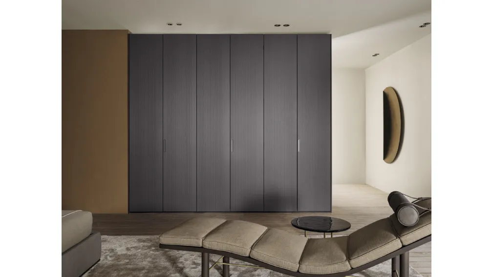 Armadio con ante battenti Gliss Master Linear Doors in vetro acidato con effetto rigato 3D di Molteni & C