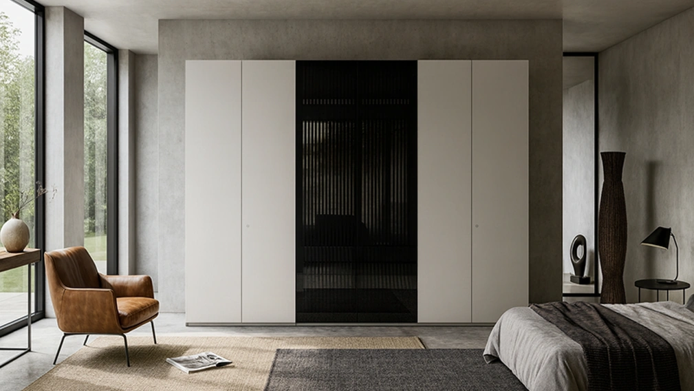 Armadio Loft laccato con ante lucifer centrali in vetro di Voltan