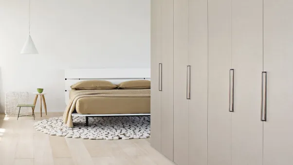 Armadio con ante battenti termostrutturate con incisioni a rilievo effetto legno Style di Flou