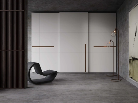 Armadio laccato bianco con inserti in bronzo Prestige 3 ante scorrevoli di Voltan