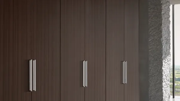 Armadio con ante battenti in legno di rovere finitura caffè Wood di Flou