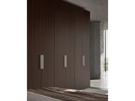 Armadio con ante battenti in legno di rovere finitura caffè Wood di Flou