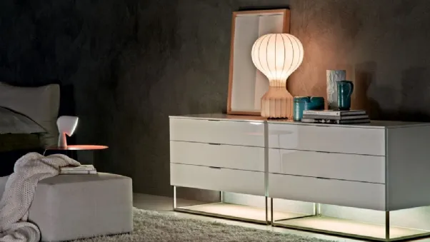 Comò in laccato lucido con base in metallo 909 di Molteni & C