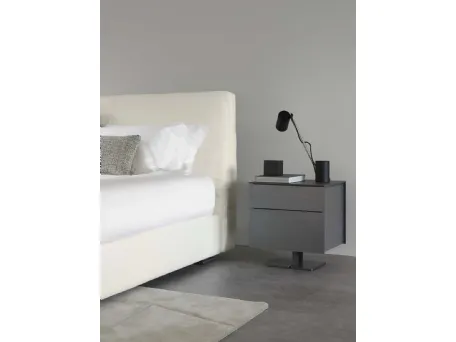 Comodino Juta Alto in laccato opaco antigraffio e base in metallo curvato di Flou
