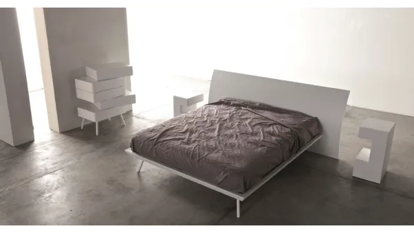 Comodino sagomato Space in laccato bianco opaco di Voltan
