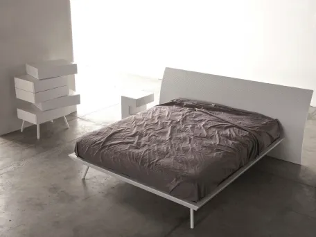Comodino sagomato Space in laccato bianco opaco di Voltan