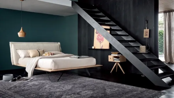 Letto con giroletto in legno e testiera in tessuto Diamante di Alta Corte