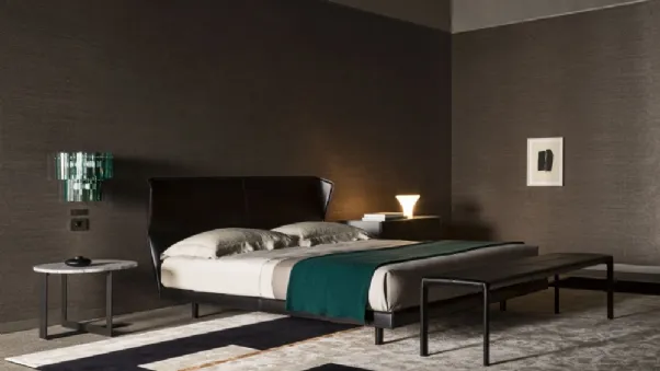 Letto matrimoniale in pelle con testiera Azul di Molteni & C