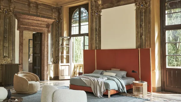 Letto di design in tessuto con grande testiera Bricola di Pianca