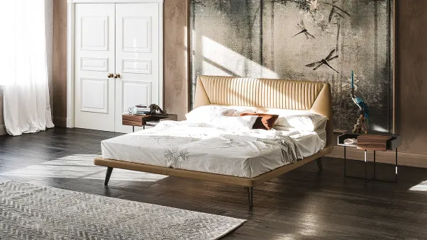 Letto con testiera sagomata imbottita e rivestita in ecopelle Amadeus di Cattelan Italia