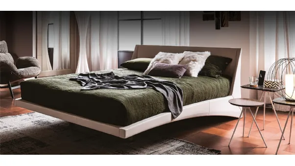 Letto di design in pelle chiara con testiera Dylan di Cattelan Italia