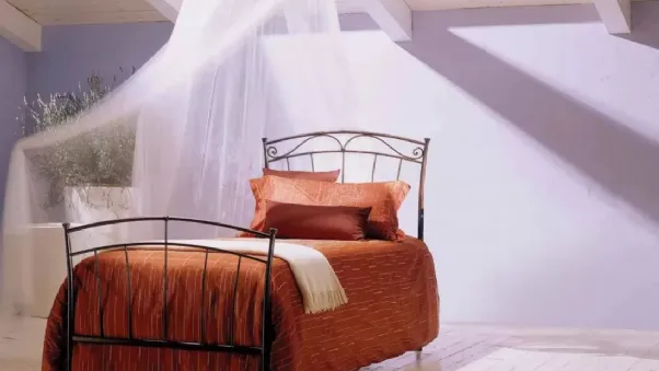 Letto singolo Dora in ferro battuto con testiera di Bontempi