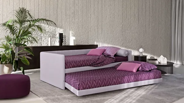 Duetto con secondo letto estraibile e struttura rivestita completamente sfoderabile con piano di riposo a doghe fisse con possibilità di pistoni per sollevamento a matrimoniale del secondo letto di Flou