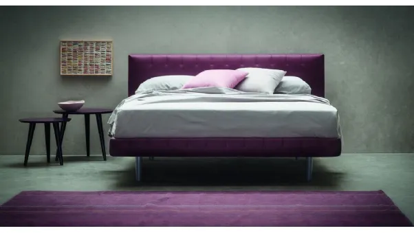 Letto classico matrimoniale imbottito con cuciture decorative sulla testiera Easy di Morassutti