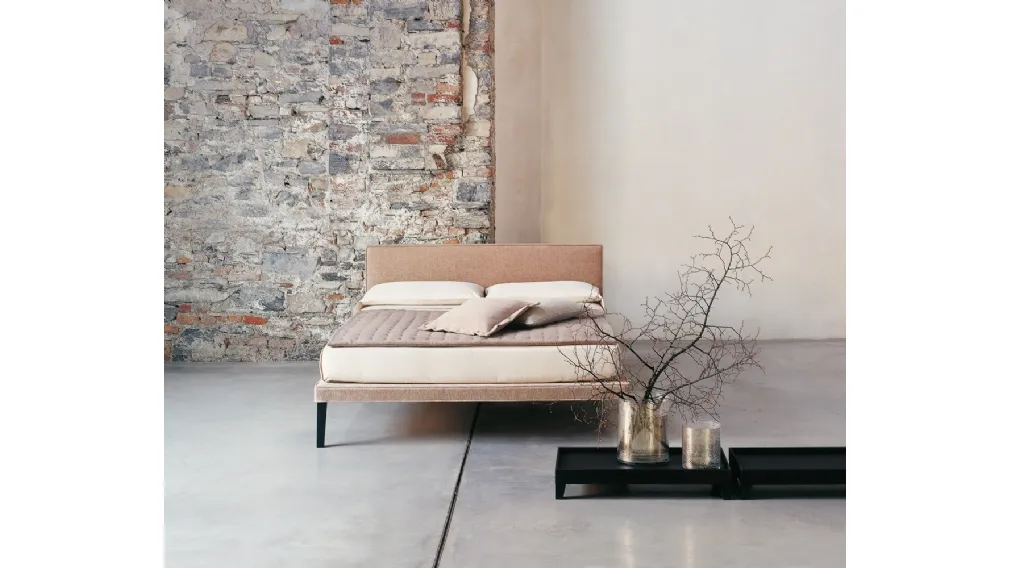 Letto matrimoniale con testiera in tessuto e piedini in legno Ebridi Legno Tessile di Horm