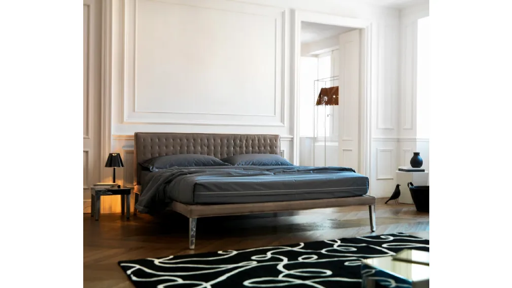 Letto in tessuto con testiera trapuntata Ebridi Legno Trapuntato di Horm