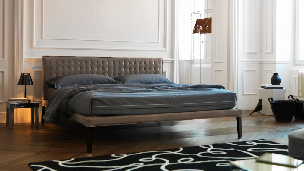 Letto Ebridi Trapuntato in tessuto imbottito di Horm