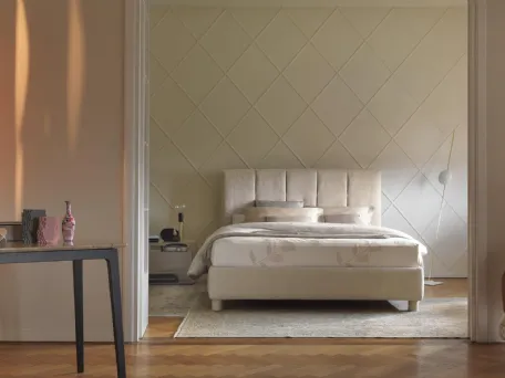 Letto matrimoniale dal design lineare con testiera decorata da accurati sfondi piega, Argan di Flou