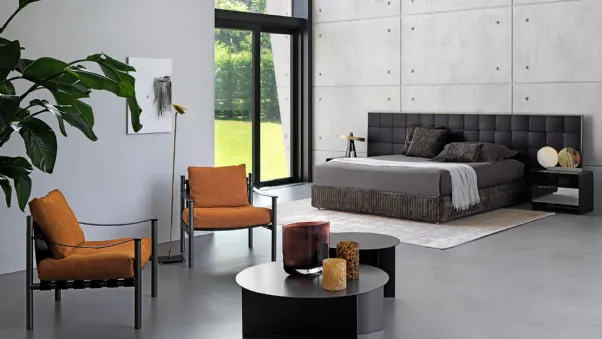 Letto Jaipur con testiera importante realizzata con una boiserie in legno di rovere intrecciata di Flou